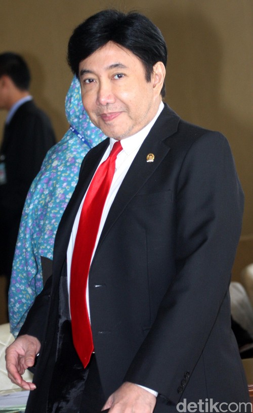 Guruh Soekarnoputra atau Lengkapnya Muhammad Guruh Irianto Soekarnoputra adalah anak bungsu dari pasangan presiden pertama RI, Soekarno dan Fatmawati serta adik kandung dari presiden kelima RI.