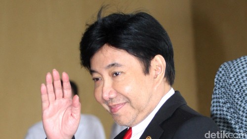 Guruh Soekarnoputra atau Lengkapnya Muhammad Guruh Irianto Soekarnoputra adalah anak bungsu dari pasangan presiden pertama RI, Soekarno dan Fatmawati serta adik kandung dari presiden kelima RI.