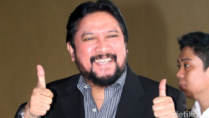 Jamal Mirdad adalah seorang penyanyi senior Indonesia. Saat ini ia turut terjun dalam dunia politik dengan menjadi anggota DPR (terpilih) 2009-2014 dari Partai Gerakan Indonesia Raya.