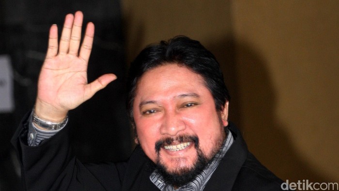 Jamal Mirdad adalah seorang penyanyi senior Indonesia. Saat ini ia turut terjun dalam dunia politik dengan menjadi anggota DPR (terpilih) 2009-2014 dari Partai Gerakan Indonesia Raya.
