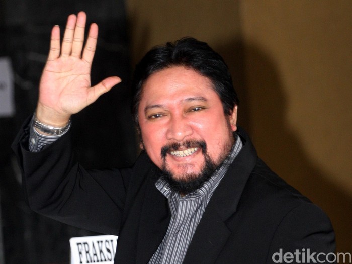 Jamal Mirdad adalah seorang penyanyi senior Indonesia. Saat ini ia turut terjun dalam dunia politik dengan menjadi anggota DPR (terpilih) 2009-2014 dari Partai Gerakan Indonesia Raya.