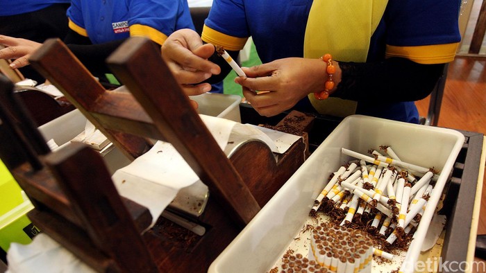 Dua pekerja wanita melakukan demo produksi rokok sigaret kretek tangan di pameran Trade Expo Indonesia (TEI) 2014, yang berlangsung di JIExpo Kemayoran, Jakarta, Jumat (10/09). Demo mereka mencuri perhatian para pengunjung yang datang.
Selama 5 tahun terakhir, pendapatan negara dari cukai rokok hampir mencapai 2 kali lipat, dari Rp55,4 triliun pada tahun 2009 hingga mencapai Rp103,6 triliun di tahun 2013.