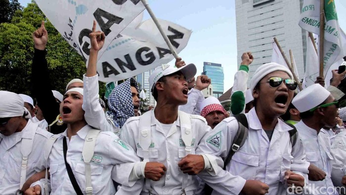 Sekitar 500 orang dari berbagai kelompok Islam seperti FPI berdemontrasi di Bundaran Hotel Indonesia (HI) dan Kedutaan Besar Myanmar di Jakarta, Jumat (3/5/2013). Mereka menuntut pemerintah Myanmar bertanggungjawab dalam kasus kerusuhan di Rohingnya, Myanmar. Aksi berlangsung tertib. Pengamanan sangat ketat dan jalar di sekitar Kedubes Myanmar sempat ditutup untuk lalu-lintas. File/detikFoto.