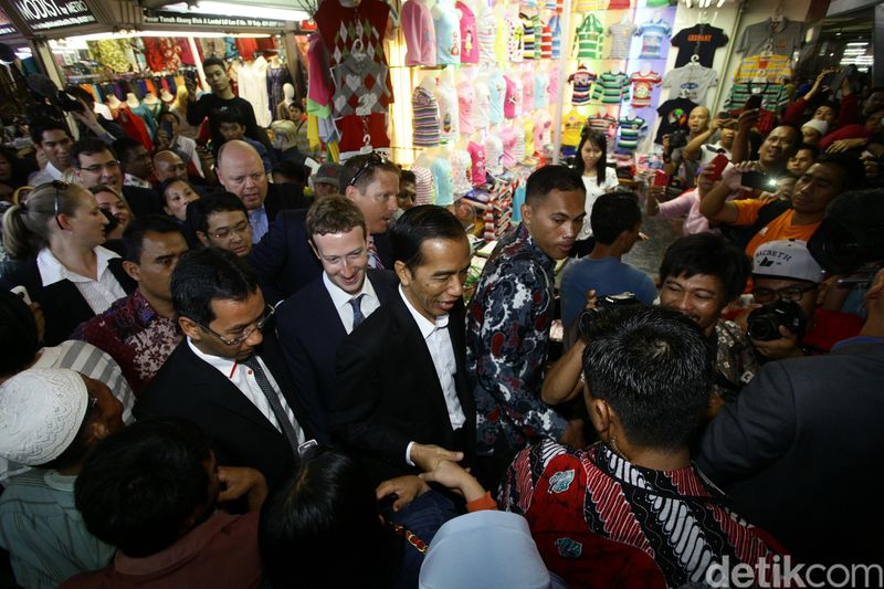 Gubernur DKI Jakarta sekaligus presiden terpilih bersama CEO Facebook Mark Zuckerberg blusukan ke Pasar Tanah Abang Blok A, Jakarta, Senin (13/10/2014). Dalam kunjungannya Jokowi ingin menunjukkan pasar tanah abang sebagai sentra pakaian dan usaha kecil menengah yang harus dikembangkan.