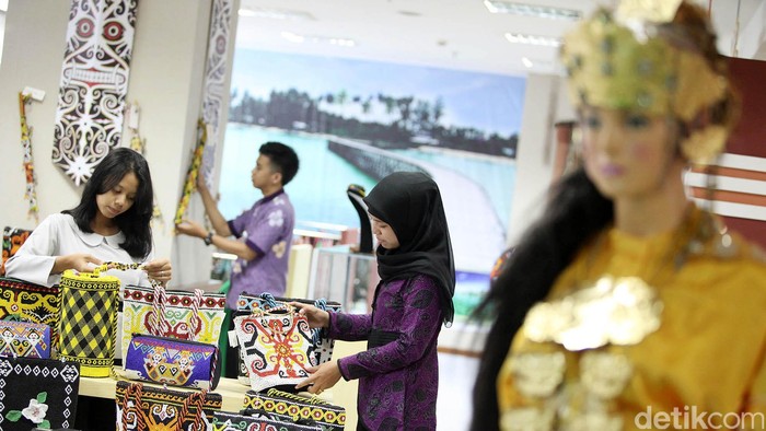 Produk-produk kerajinan unggulan yang berasal dari UKM di seluruh Indonesia dipamerkan di Gedung SMESCO, Jakarta, Senin (13/10/2014). Produk-produk yang dipamerkan mulai dari tas hingga ukiran.
