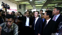 Keduanya berkeliling blok A pasar Tanah Abang yang penuh sesak oleh pengunjung itu selama hampir 25 menit. Foto: Agung Pambudhy