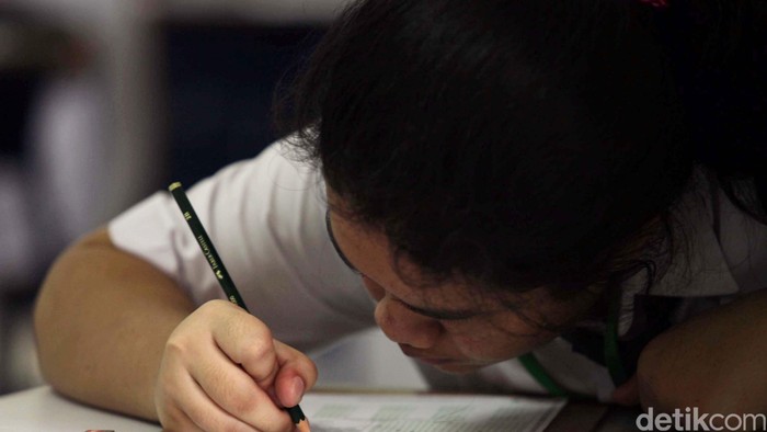 Siswa-siswi mengikuti ujian nasional di SMP Negeri 1 Jakarta, Jakarta Pusat, Senin (22/4). Sebanyak 3.717.498 siswa SMP/MTs seluruh Indonesia serentak menjalankan Ujian Nasional (UN) mulai hari ini. File/detikFoto.