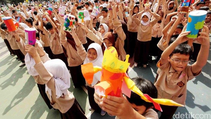 1001 siswa SD Islam Al Ikhlas menghias kaleng celengan secara bersama-sama di sekolahnya, Jl Cipete, Jakarta, Kamis (28/3/2013). Aksi tersebut untuk membuat rekor MURI dan menumbuhkan kreatifitas anak-anak didik. Anak-anak menghias kaleng celengan dengan kertas dengan berbagai variasi sesuai imajinasi anak-anak. Anak-anak menghias di dalam kelas masing-masing, kemudian dikumpulkan di lapangan untuk dinilai oleh tim juri dari MURI. File/detikFoto.