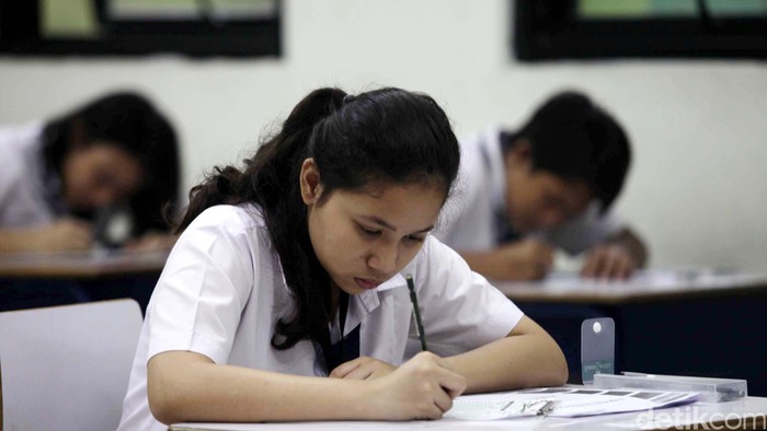 Siswa-siswi mengikuti ujian nasional di SMP Negeri 1 Jakarta, Jakarta Pusat, Senin (22/4). Sebanyak 3.717.498 siswa SMP/MTs seluruh Indonesia serentak menjalankan Ujian Nasional (UN) mulai hari ini. File/detikFoto.