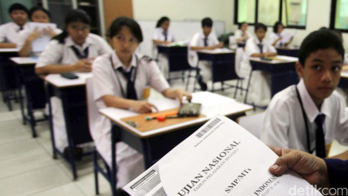 Siswa-siswi mengikuti ujian nasional di SMP Negeri 1 Jakarta, Jakarta Pusat, Senin (22/4). Sebanyak 3.717.498 siswa SMP/MTs seluruh Indonesia serentak menjalankan Ujian Nasional (UN) mulai hari ini. File/detikFoto.