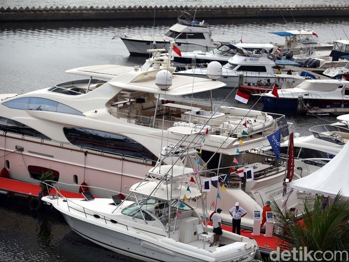 Indonesia Yachts Show atau pameran kapal pesiar untuk pertama kalinya digelar di Indonesia, di Pelabuhan Marina Batavia, Sunda Kelapa, Jakarta, Sabtu (8/6/2013). Pameran kapal pesiar yang digelar 8-9 Juni 2013 itu sedikitnya diikuti oleh 40 perusahaan produsen Yacht dan Boat dari berbagai negara. File/detikFoto.