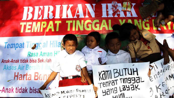 Tak Ada Sumur, Guru dan Murid di Siak Terpaksa Bawa Air dari Rumah