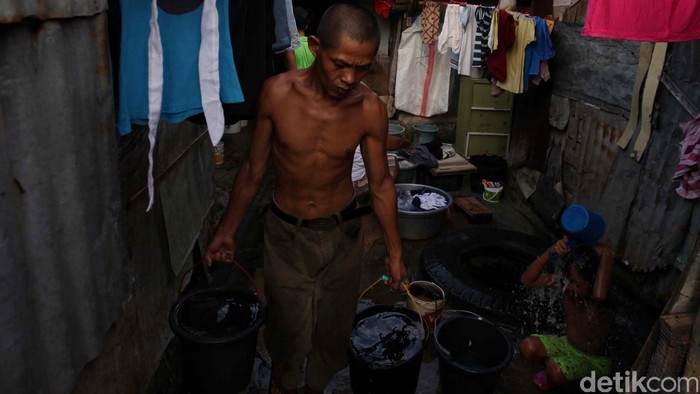 Warga miskin memanfaatkan air yang berasal dari sebuah sumur di kawasan padat penduduk Petamburan, Tanah Abang, Jakarta. Hari ini diperingati sebagai hari air sedunia namun Dewan Sumber Daya Air DKI Jakarta mencatat total kebutuhan air di Pulau Jawa pada musim kemarau adalah 38,4 miliar meter kubik, sementara yang tercukupi hanya 66 persen. ketidakseimbangan antara kebutuhan dan ketersedian air akan memicu krisis air terutama didaerah padat penduduk. File/detikFoto.