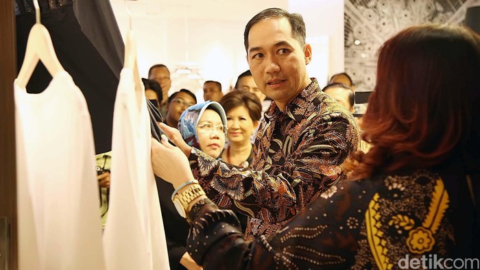 Menteri Perdagangan (Mendag) Muhammad Lutfi siang ini melakukan kunjungan lapangan ke Mal Pacific Place, di kawasan SCBD, Jakarta Selatan, Rabu (15/10/2014). Kunjungan Lutfi kali ini dalam rangka memantau peredaran barang di toko-toko modern. Termasuk peredaran produk dalam negeri di pusat perbelanjaan modern dan terkenal high class ini.
