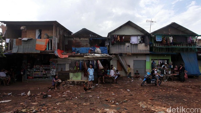 Kehidupan warga di kawasan waduk Riario, kampung Pendongkelan, Jakarta, Jumat (1/3). Hingga akhir Januari 2013, Badan Pusat Statistik (BPS) mengumumkan data kemiskinan terbaru Indonesia dengan perincian jumlah penduduk miskin per September 2012 mencapai 28,59 juta orang (11,66 persen), menurun dibanding Maret 2012 yang tercatat 29,13 juta orang (11,96 persen), terjadi penurunan sebesar 0,54 persen atau sekitar 540.000 orang.