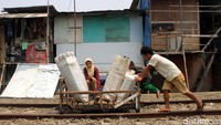 Humas PT Kereta Api Indonesia (KAI) Agus Komarudin mengatakan, pembersihan dan penertiban kawasan sekitar rel sudah rutin dilakukan.