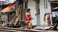 Namun penertiban ternyata tak semudah perencanaannya. Agus menjelaskan ketika langkah pengamanan berupa pemagaran dilakukan, masyarakat di kawasan rel kereta api tetap bandel dan masih tetap membangun tempat tinggal di kawasan yang sudah dibongkar.