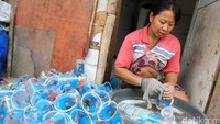 Permasalahan lain mengenai sampah juga menjadi sorotan utama. Pasalnya setelah kawasan rel di pagar dan di tembok, masyarakat kerap kali membuang sampah ke kawasan rel.