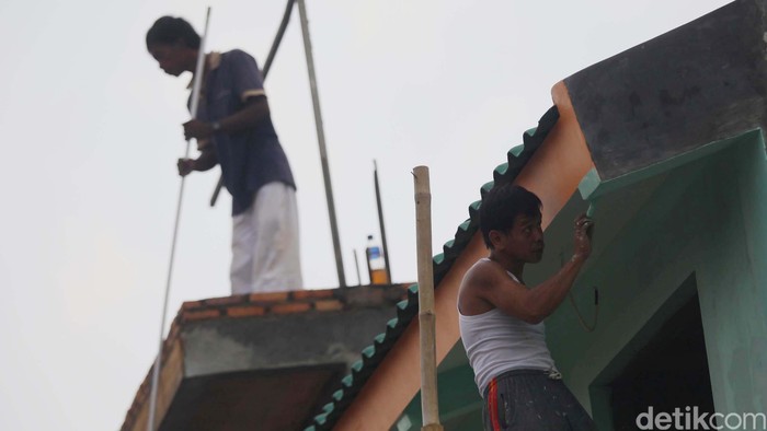 Pekerja beraktivitas melakukan pembangunan Kampung Deret di kawasan Tanah Tinggi, Jakarta, Selasa (2/7). Pemprov DKI Jakarta memilih kawasan Tanah Tinggi sebagai percontohan Kampung Deret di atas lahan bekas kebakaran yang terdiri dari 85 rumah siap huni.