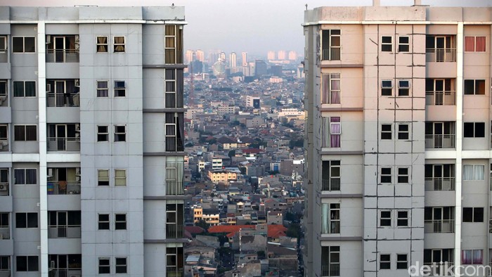 Apartemen dengan fasilitas kolam renang dan taman bermain berlatar belakang pemukiman padat penduduk di Season City, Jakarta Barat, Senin (8/7). Mahal dan terbatasnya lahan pemukiman serta tingkat kebutuhan primer terhadap hunian terutama yang terletak di pusat kota atau dekat kawasan bisnis yang kian terbatas, membuat pemukiman vertikal jadi incaran terutama oleh kaum Urban. File/detikFoto.