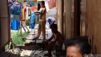 Pihak KAI juga terus melakukan koordinasi dan komunikasi dengan instansi terkait untuk mrminimalisir gangguan yang ada.