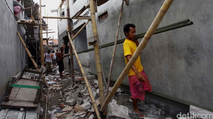 Pekerja beraktivitas melakukan pembangunan Kampung Deret di kawasan Tanah Tinggi, Jakarta, Selasa (2/7). Pemprov DKI Jakarta memilih kawasan Tanah Tinggi sebagai percontohan Kampung Deret di atas lahan bekas kebakaran yang terdiri dari 85 rumah siap huni.