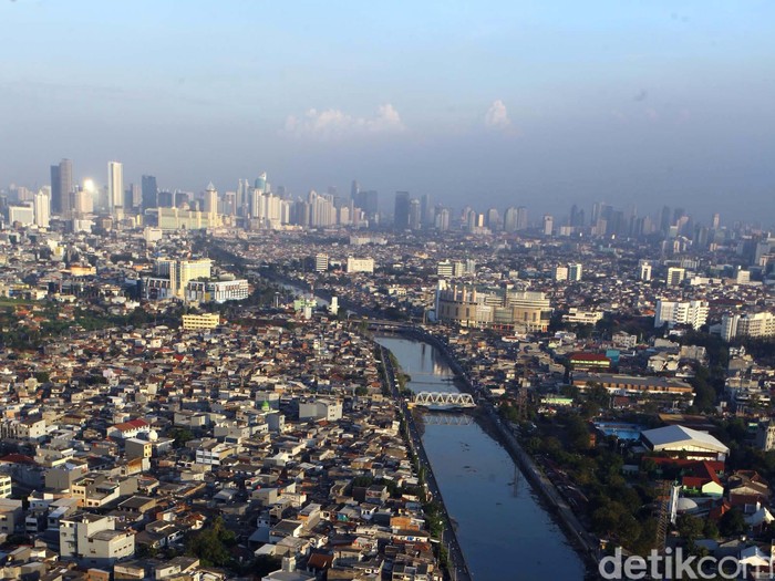 Lanskap Kota Jakarta yang dipenuhi gedung pencakar langit dan permukiman penduduk, tanpa menyisakan ruang terbuka hijau (RTH) yang cukup, di kawasan Grogol, Jakarta Barat, Senin (8/7). Minimnya RTH sebagai daerah tangkapan hujan ditambah penyedotan air tanah ikut mempengaruhi penurunan tanah di Jakarta. File/detikFoto.