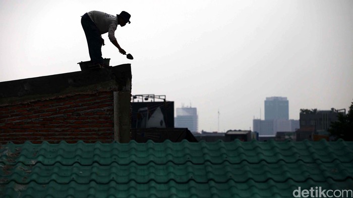 Pekerja beraktivitas melakukan pembangunan Kampung Deret di kawasan Tanah Tinggi, Jakarta, Selasa (2/7). Pemprov DKI Jakarta memilih kawasan Tanah Tinggi sebagai percontohan Kampung Deret di atas lahan bekas kebakaran yang terdiri dari 85 rumah siap huni.