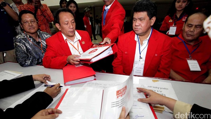 Politisi senior Roy BB Janis mendaftarkan partainya, Partai Demokrasi Pembaruan (PDP) untuk ikut Pemilu 2014 ke KPU, Jakarta, Senin (3/9). Nantinya, partai berlogo banteng tersebut akan diverifikasi oleh KPU. Jika lolos pengecekan administrasi dan faktual sesuai dipersyaratkan UU, PDP berhak ikut Pemilu.