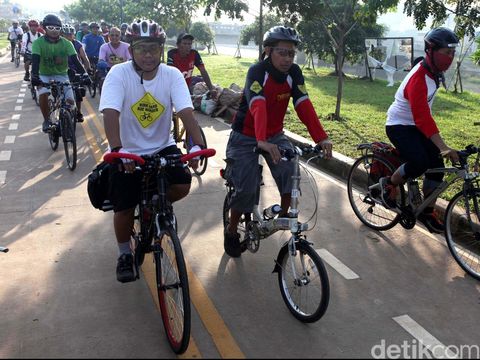 Komunitas sepeda yang berangkat ke kantor. 