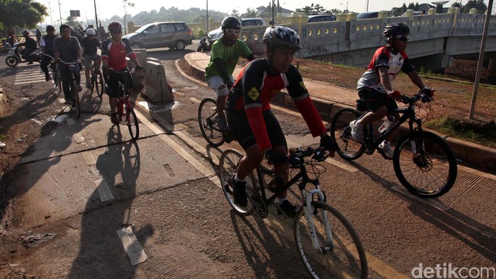 Bersepeda memang menyehatkan, tapi kalau polusi apa tidak bahaya ya? (Foto: Agung Pambudhy) Bersepeda memang menyehatkan, tapi kalau polusi apa tidak bahaya ya? (Foto: Agung Pambudhy)
