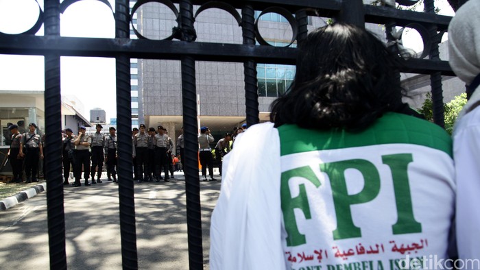 Polisi Bubarkan Aksi Ormas yang Sweeping Miras di Bar