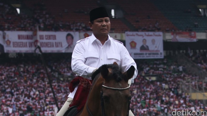 Kampanye Prabowo Subianto (62) di Stadion GBK Senayan berlangsung seru dan penuh gaya. Selain naik helikopter dan Jeep bintang 3, Prabowo juga menunggang kuda yang gagah perkasa. file/detikfoto