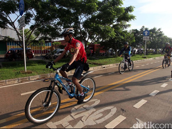 Komunitas Bike To Work menggelar kampanye sosialisasi lajur sepeda di BKT dari Jl Raden Inten sampai Cipinang, Jakarta, Jumat (7/12). 70 Pengendara sepeda berpartisipasi dalam acara ini. Acara ini didukung oleh Kedubes Denmark untuk RI. Staf Kedubes Denmark, Martin Hermann mengatakan sepeda dapat membantu upaya mengatasi kemacetan. File/detikFoto.