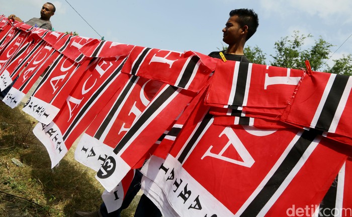 Jelang Pemilu membawa berkah bagi jasa sablon bendera partai. Di sudut jalan lintas Sumatera di kawasan Pidie, sebuah usaha sablon khusus bendera Partai Aceh kebanjiran order, Senin (17/2/2014).