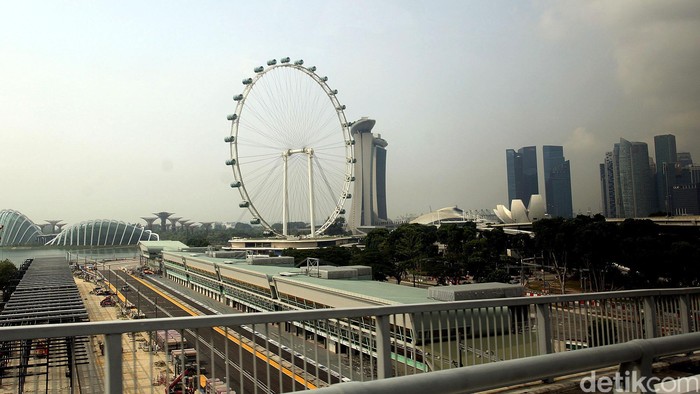 Banyak wisatawan mengagumi pesona Singapura, yang menata kotanya dengan sangat apik. Keindahan dan kecantikan negeri Singapura dapat dinikmati dengan menaiki Singapore Flyer, yang merupakan bianglala terbesar di dunia. Atraksi ini berada di kawasan Marina Bay yang megah dan menjadi ikon bangunan tinggi di negara-kota Singapura.