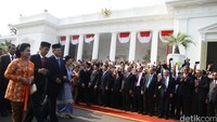Jokowi bersama Ibu Negara Iriana juga mengantar SBY dan Ani Yudhoyono keluar Istana. (Foto: dok detikcom)