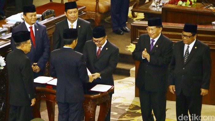 Pelantikan Presiden RI ke-7 Jokowi dan wakil Presiden RI ke-7 Jusuf kalla dihadiri oleh 672 anggota MPR. BJ Habibie, Megawati Soekarnoputri, Sinta Nuriyah Wahid, Try Sutrisno, Hamzah Haz juga terlihat hadir.