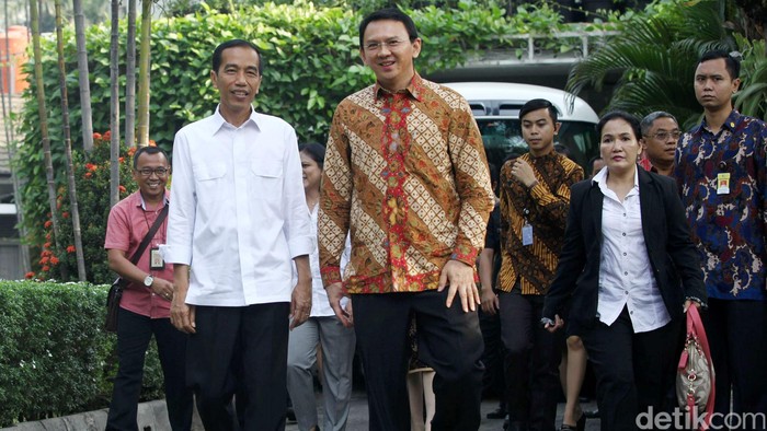 PLT Gubernur DKI Jakarta Basuki Tjahaja Purnama dan didampingi isteri Veronica mendampingi Presiden RI Joko Widodo didampingi oleh Ibu Negara Iriana Widodo berjalan keluar rumah dinas Gubernur DKI Jakarta, Menteng, Rabu (22/10/2014). Hari ini Presiden RI Joko Widodo didampingi PLT Gubernur DKI Jakarta Basuki Tjahaja Purnama atau Ahok meninggalkan rumah dinas Gubernur DKI Jakarta untuk pindah ke Istana Negara.