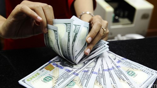 Nilai tukar rupiah terhadap dolar Amerika Serikat (AS) terus menguat usai pelantikan Presiden Joko Widodo. Posisi dolar melempem di kisaran Rp 11.985. Jauh berbeda saat Jokowi belum dilantik yang masih di posisi Rp 12.100 pada Jumat pekan lalu. Sejumlah warga saat menukar uang di money changer di kawasan kwitang, jakarta (21/10/2014).