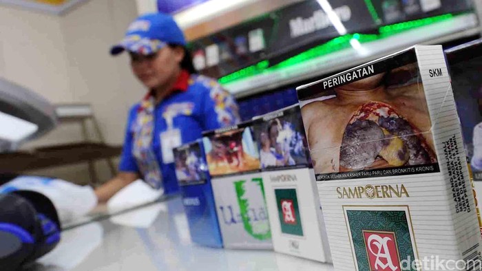 Pemerintah telah mewajibkan pencantuman peringatan kesehatan berbentuk gambar sejak tanggal 24 Juni 2014. Sejumlah kecil produsen rokok diantaranya Sampoerna, Djarum dan JTI, mulai menerapkan peraturan Menteri Kesehatan dan BPOM, Senin (23/6) dengan mengganti kemasan produk mereka.