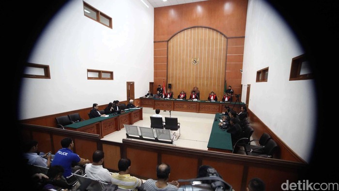 Terdakwa kasus terorisme bom Bali 1 dan bom Natal Umar Patek memasuki ruang sidang pengadilan Negeri Jakarta Barat, Kamis (21/6). Hari ini Umar Patek menjalani sidang Vonis. File/detikFoto.