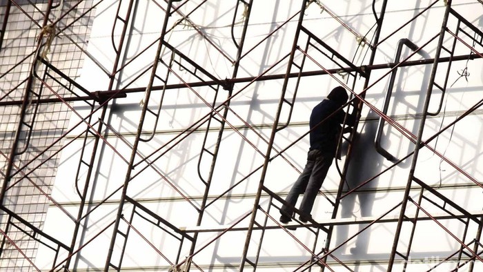 UPAH PEKERJA HANYA NAIK RP 20.000 - Pekerja tengah merenovasi bangunan di Kawasan Glodok, Jakarta, Senin (2/7). Konfederasi Serikat Pekerja Indonesia (KSPI) menolak keputusan Dewan Pengupahan Nasional, serta Kementerian Tenaga Kerja dan Transmigrasi yang hanya menambah upah minimum regional (UMR) buruh pada tahun 2013 yang diperkirakan hanya  bertambah sekitar Rp  15.000- Rp 20.000. Jhoni Hutapea/detikcom