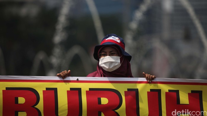 Tuntut Kesejahteraan Puluhan Ribu Buruh Jalan Kaki Menuju Istana Negara 

Puluhan ribu buruh dari berbagai macam serikat pekerja Se-Jabodetabek melakukan aksi jalan kaki menuju Istana Negara, Jakarta, Kamis (5/9/2013). Mereka menuntut peningkatan kesejahteraan diantara menuntut kenaikan upah minimum provinsi pada 2014 menjadi 3,7 juta dan jaminan kesehatan bagi para buruh. Agung Pambudhy/Detikcom.