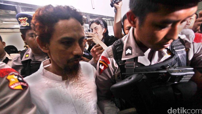 Terdakwa kasus terorisme bom Bali 1 dan bom Natal Umar Patek memasuki usai menjalani sidang vonis di pengadilan Negeri Jakarta Barat, Kamis (21/6). Umar Patek di vonis 20 tahun penjara dan akan diberikan wakt untuk  banding selama tujuh hari. File/detikfoto.