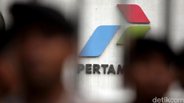 Puluhan buruh dari kelompok SBSI 1992 berdemo di depan Kantor Pusat Pertamina Jakarta, Jumat (14/6/2013). Mereka meminta Pertamina tidak menjalankan kenaikan harga BBM yang akan dilakukan pemerintah daam waktu dekat. Dalam aksinya, pendemo sempat terlibat dorong-dorongan dengan polisi. File/detikFoto.