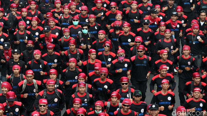 Tuntut Kesejahteraan Puluhan Ribu Buruh Jalan Kaki Menuju Istana Negara 

Puluhan ribu buruh dari berbagai macam serikat pekerja Se-Jabodetabek melakukan aksi jalan kaki menuju Istana Negara, Jakarta, Kamis (5/9/2013). Mereka menuntut peningkatan kesejahteraan diantara menuntut kenaikan upah minimum provinsi pada 2014 menjadi 3,7 juta dan jaminan kesehatan bagi para buruh. Agung Pambudhy/Detikcom.