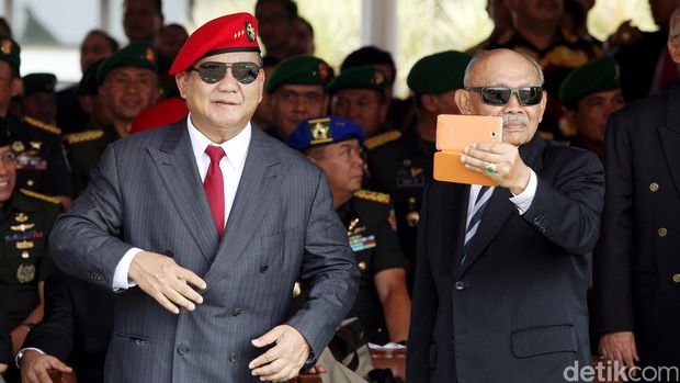 Prabowo Subianto turut hadir dalam upacara serah terima jabatan Komandan Jenderal Kopassus dari Mayjen TNI Agus Sutomo kepada Mayjen TNI Doni Monardo, Jumat (23/10/2014). Prabowo hadir dengan memakai baret merah.
