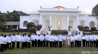 Presiden Joko Widodo pertama kali menggelar jumpa pers pengumuman kabinet di halaman Istana Negara Jakarta, Minggu (26/10/2014). Di awal, Jokowi langsung menyebut Kabinetnya bernama kabinet kerja. (Foto: Setpres/Laily).