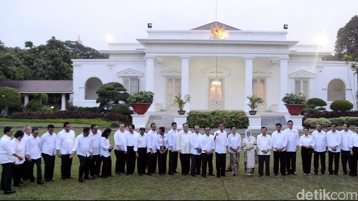 Presiden Joko Widodo akhirnya menggelar jumpa pers pengumuman kabinet di halaman Istana Negara Jakarta, Minggu (26/10/2014). Di awal, Jokowi langsung menyebut Kabinetnya bernama kabinet kerja.